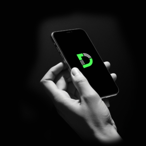 Contact-delville-management_-main-qui-tient-un-telephone