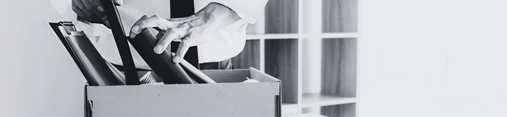 Sauvegarde de l'emploi homme d'affaire fait ses cartons
