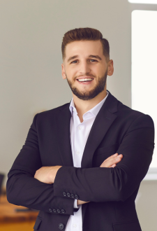 manager souriant à ses équipes